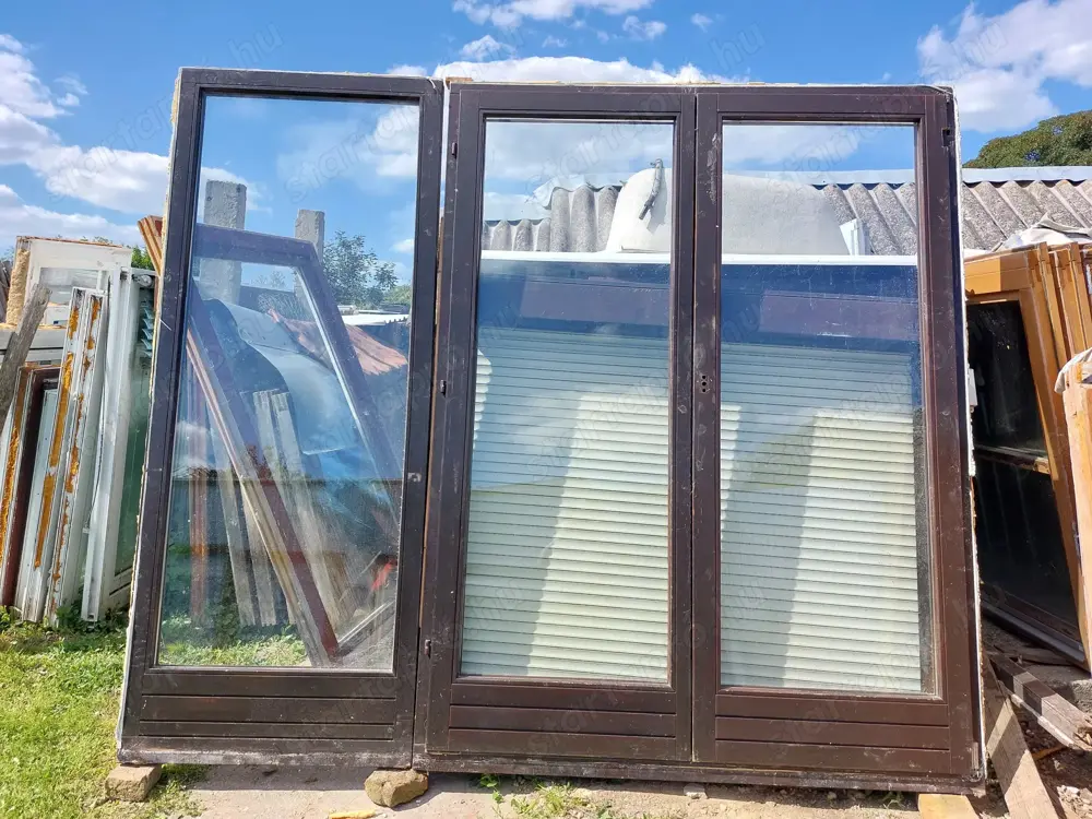 Fa 2 szárnyas erkély ajtó bukó-nyiló 2 réteg hőszig üveg+ oldalt világitó kép szerinti állapot.  Bel