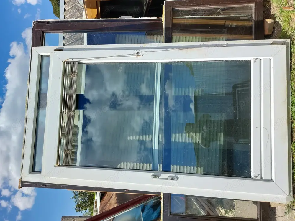 Műanyag terasz ajtó bukó-nyiló hőszigetelt 2 réteg üveg szúnyog hálóval ami külön kereten van.Külső 