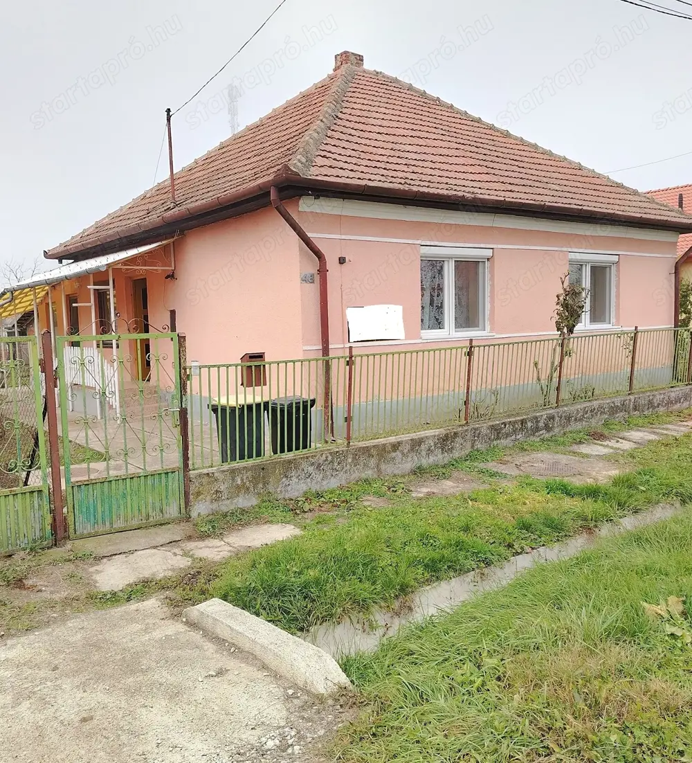 Eladó a Tisza-tónál Tiszabábolnán összközműves 3 szobás családi ház 1547 nm-es telken