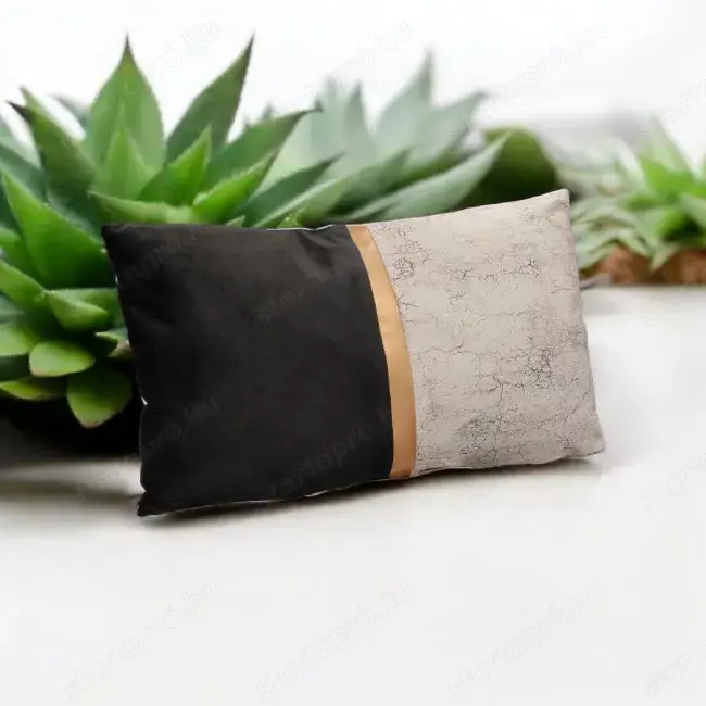 fekete ekrü bársony párna arany mintával 50x30 cm