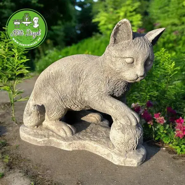 Gombolyaggal játszó cica szobor