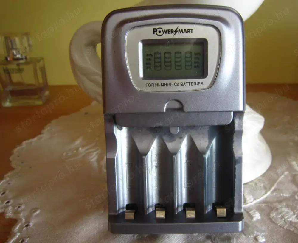 Kijelzős processzoros gyorstöltő AA-AAA, Ni-Cd és Ni-MH akkukhoz * Easybox és MPL aut. 1480