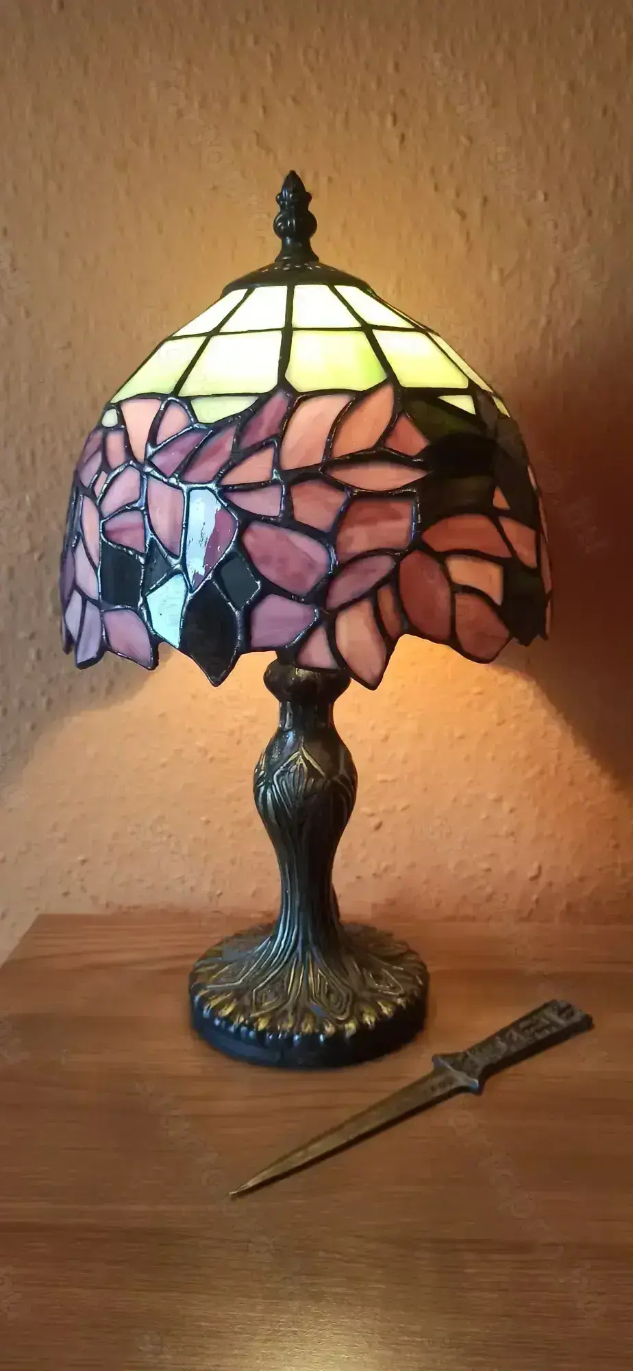 Tiffany lámpa. A búra ÜVEG! Nem műanyag. Új, hibátlan. 38 cm magas.