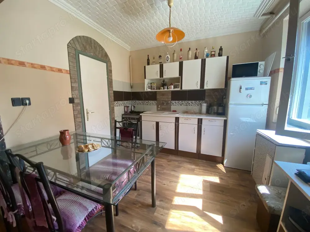 Kiskunhalas - Ó utcában 2 szobás rendezett kis kertes ház eladó!