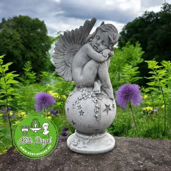 Angyal gömbön ülő