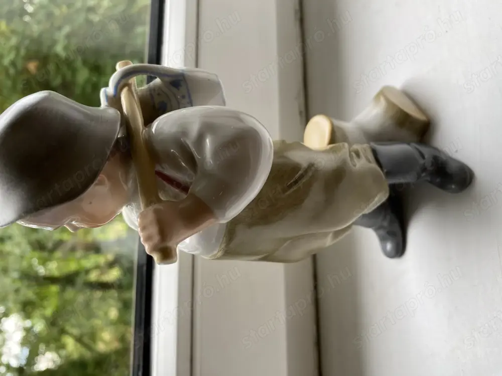 Álló parasztiú- Zsolnay porcelán.