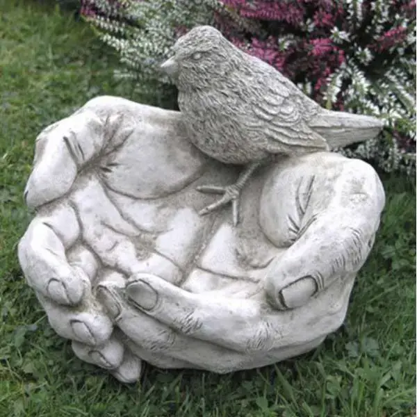 Madáritató - kéz madárral