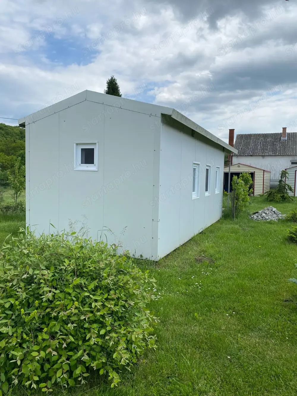 Épített konténerház terasszal 