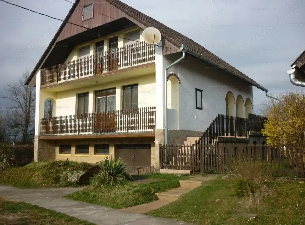 Somogy megyei Taranyban emeletes ház nagy telekkel eladó