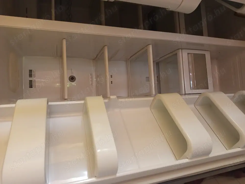 Hibás Amerikai hűtő szép állapotban eladó.