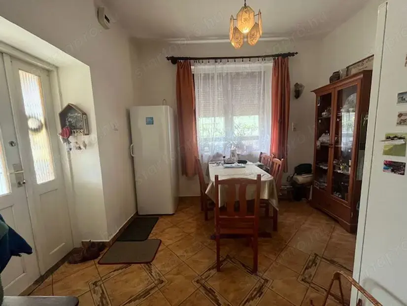 Dunaharasztin hév megállótól 10 perc sétára 2 generációs 215 nm 5 szobás családiház