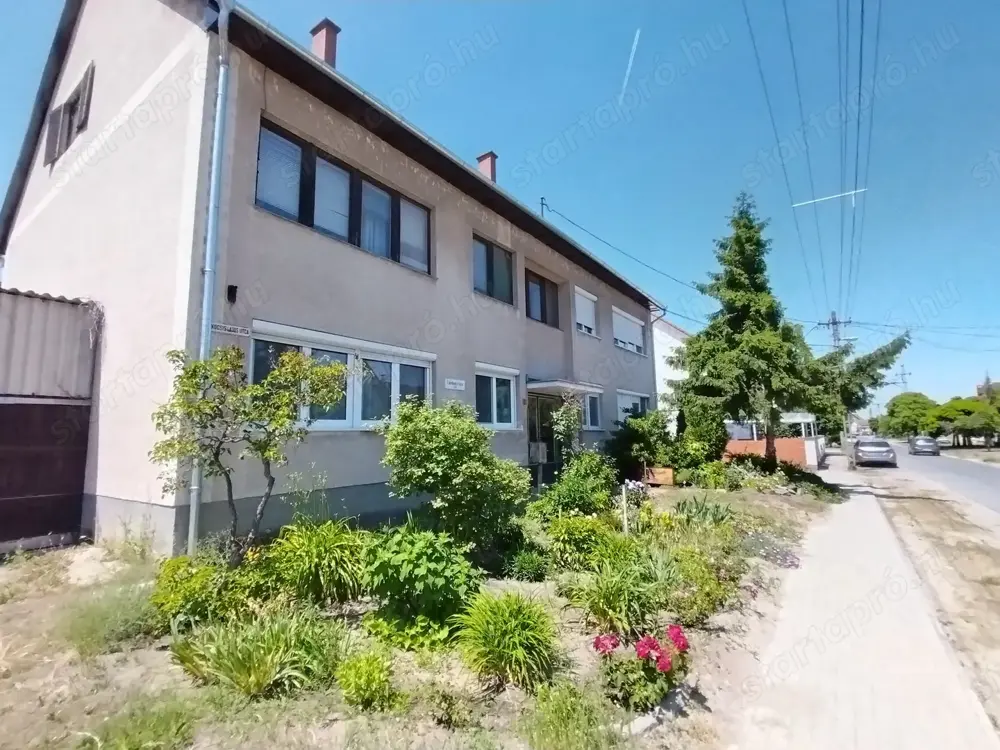 Kiskunhalas Kertvárosban, 4 lakásos társasházban 2 szintes, 4 szobás lakás eladó!