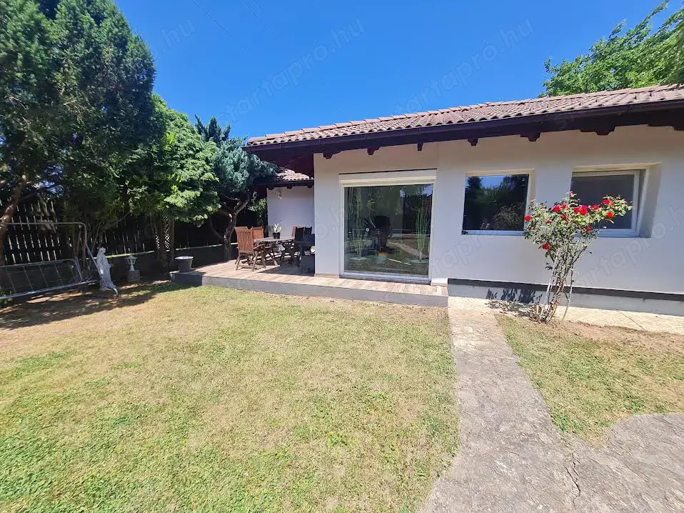 Pomázon gyönyörű nagy telken földszintes 4 szobás ház eladó!