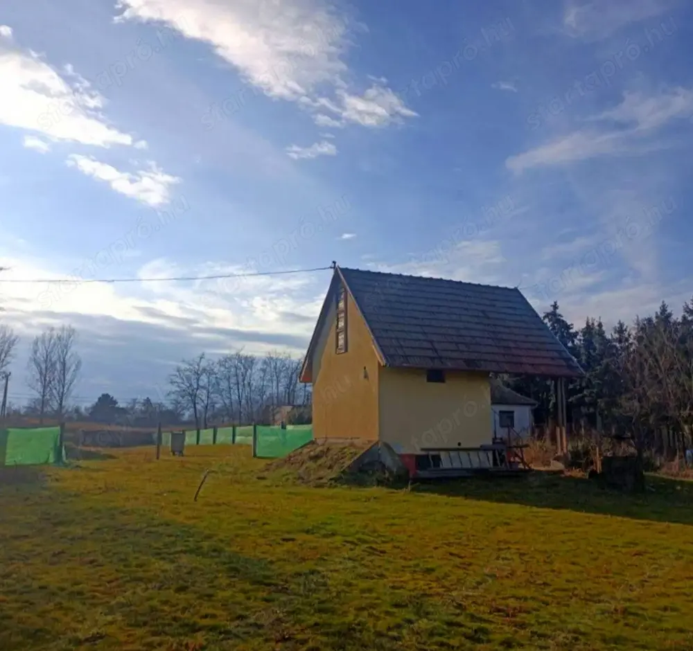 Kiskunhalason zártkerti, építési telek eladó csendes, nyugodt környezetben!