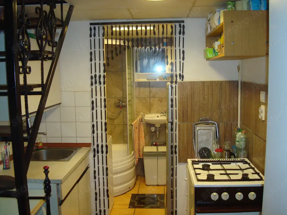 Metró megállónál garzon lakás eladó.