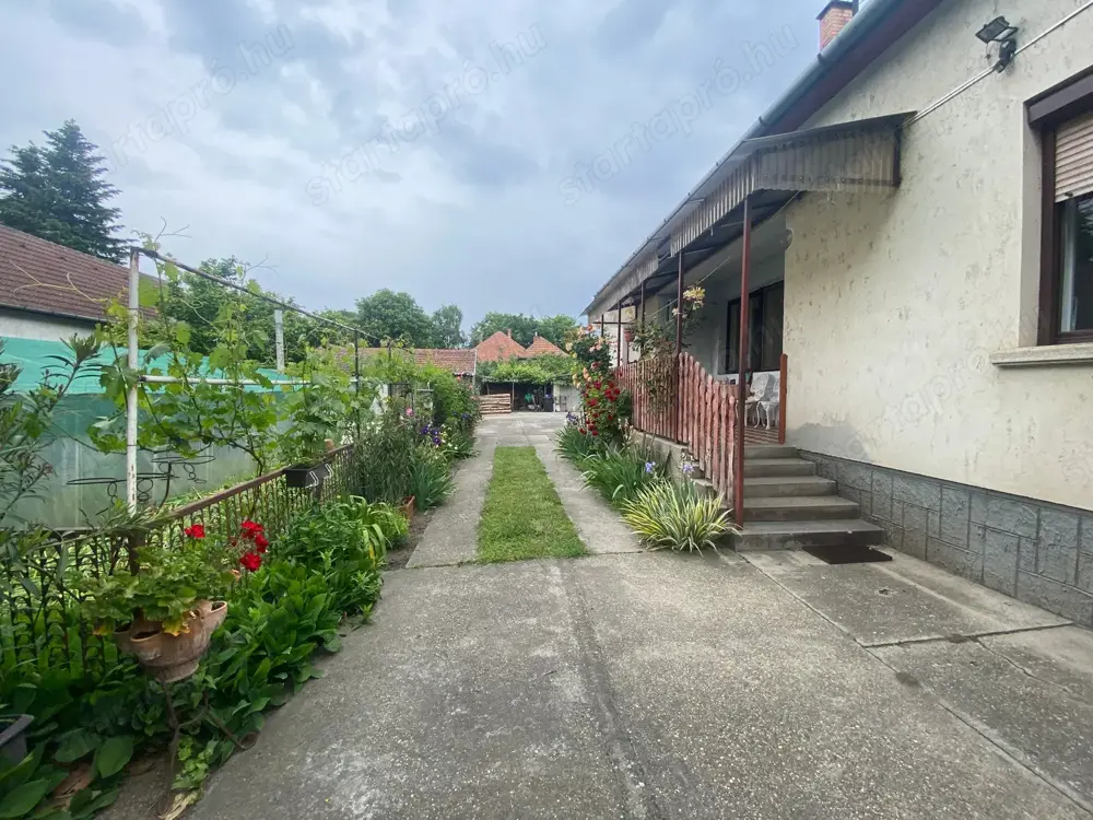 Kiskunhalas Szent József Iskola közelében 2 generációs családi ház eladó!