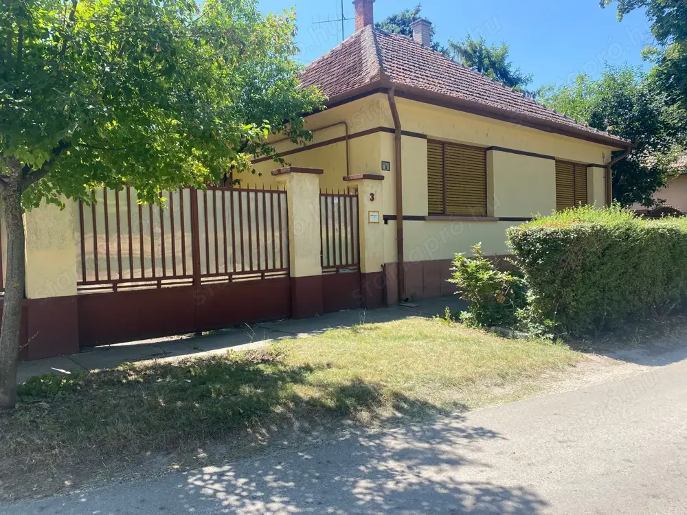 Kiskunhalas   Rákóczi téren 4 szobás ház melléképületekkel eladó!