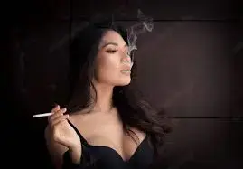 Csinos, dohányzó nőt