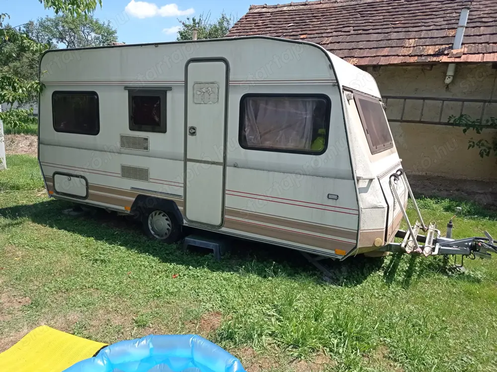 Eladó 4 személyes lakókocsi!