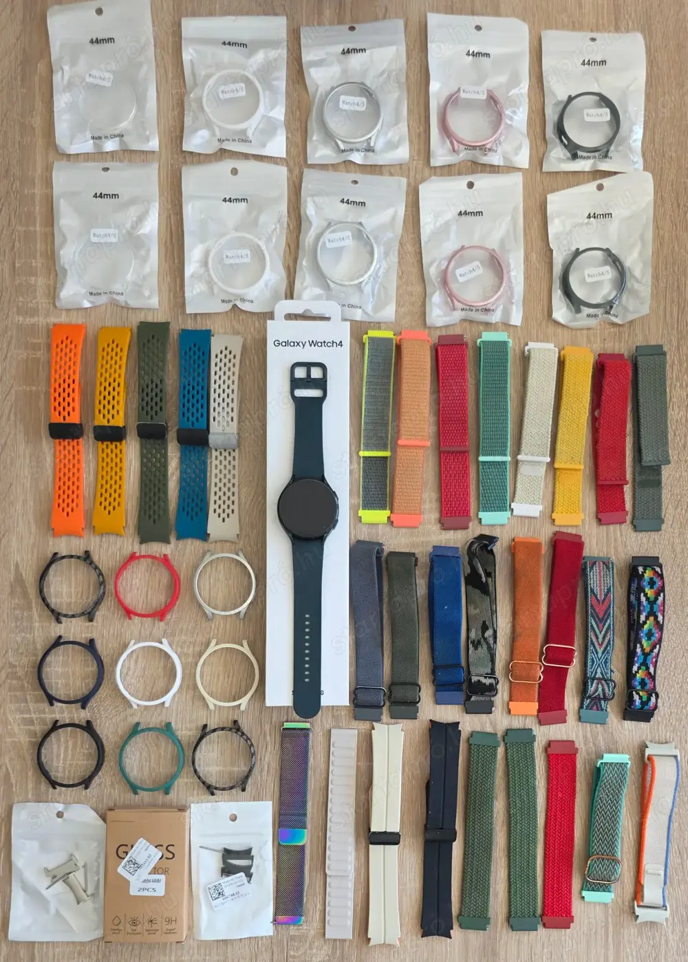 Samsung Galaxy Watch 4 (44mm) + nem kevés szíj és védőtok