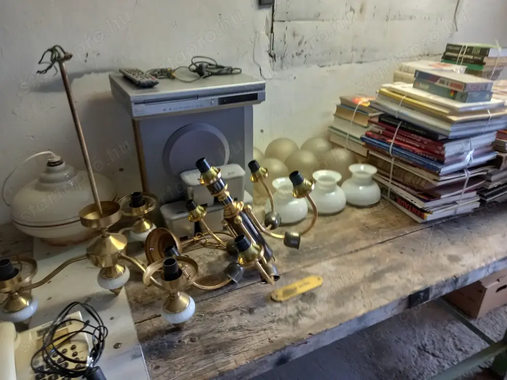 Rézből készült  bútorok álló cserepes virágtartók kis asztal nagy asztal 6 személyes 4 székkel stb.