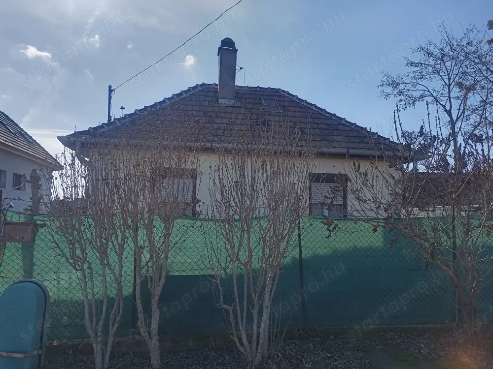 Gyálon eladó egy 1972-ben épült családi kertes ház