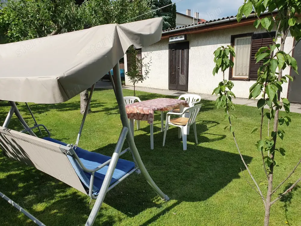 Zamárdiban, a Balatontól 4 percre, klímás, kis ház kiadó.