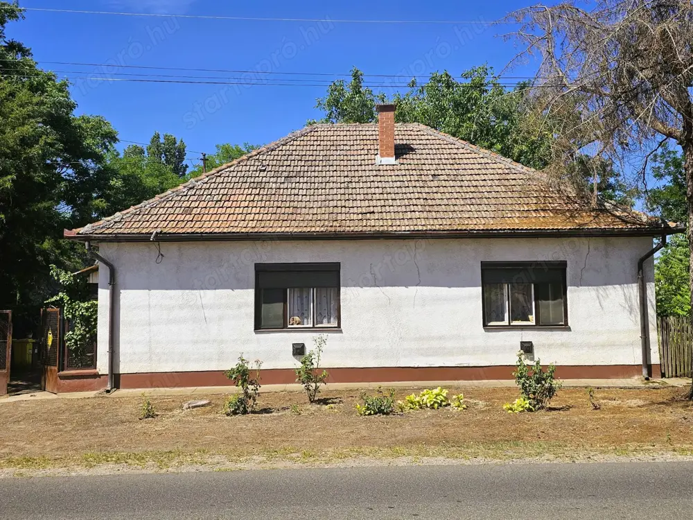 Tompa   Hunyadi utcában 82 m2-es  Kádárkocka  jellegű családi ház!