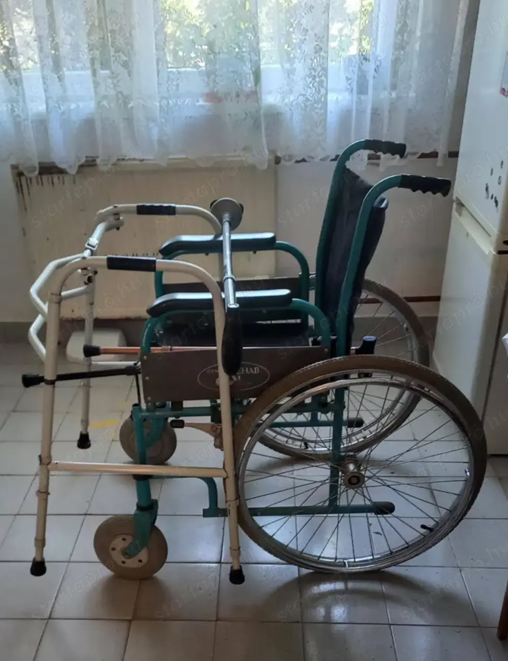 Kerekesszék, járókeret, járóbotok