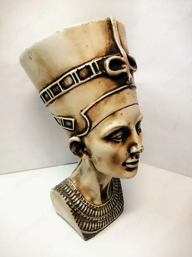Nefertiti az egyiptomi Ehnaton fáraó felesége, Égetett mázas gipsz szobor