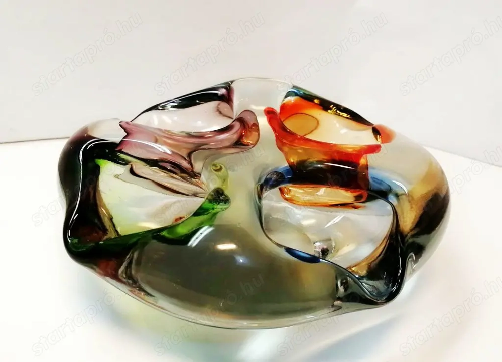 Öntött üveg szivárványos hamuzó tálka. A Muránói kézműves manufaktúra munkája