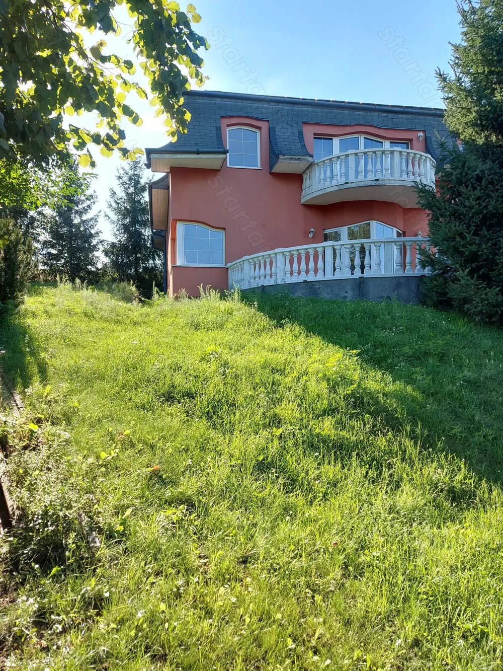 Kertvárosi villa panorámával   stílus, tér és nyugalom Győrújbarát egyik legszebb utcájában