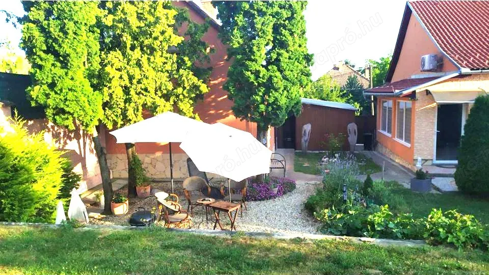 Siklóson emeltszintű kétházas ingatlan olcsón eladó