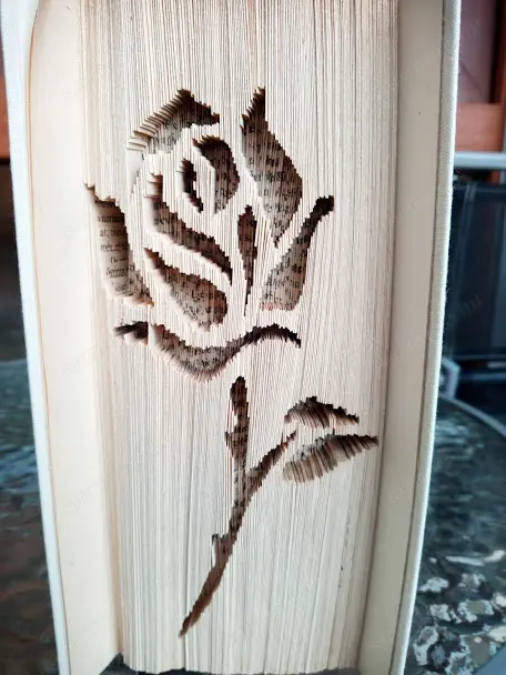 Ajándék, könyvszobor Rózsa, Egy szál virág hölgyeknek