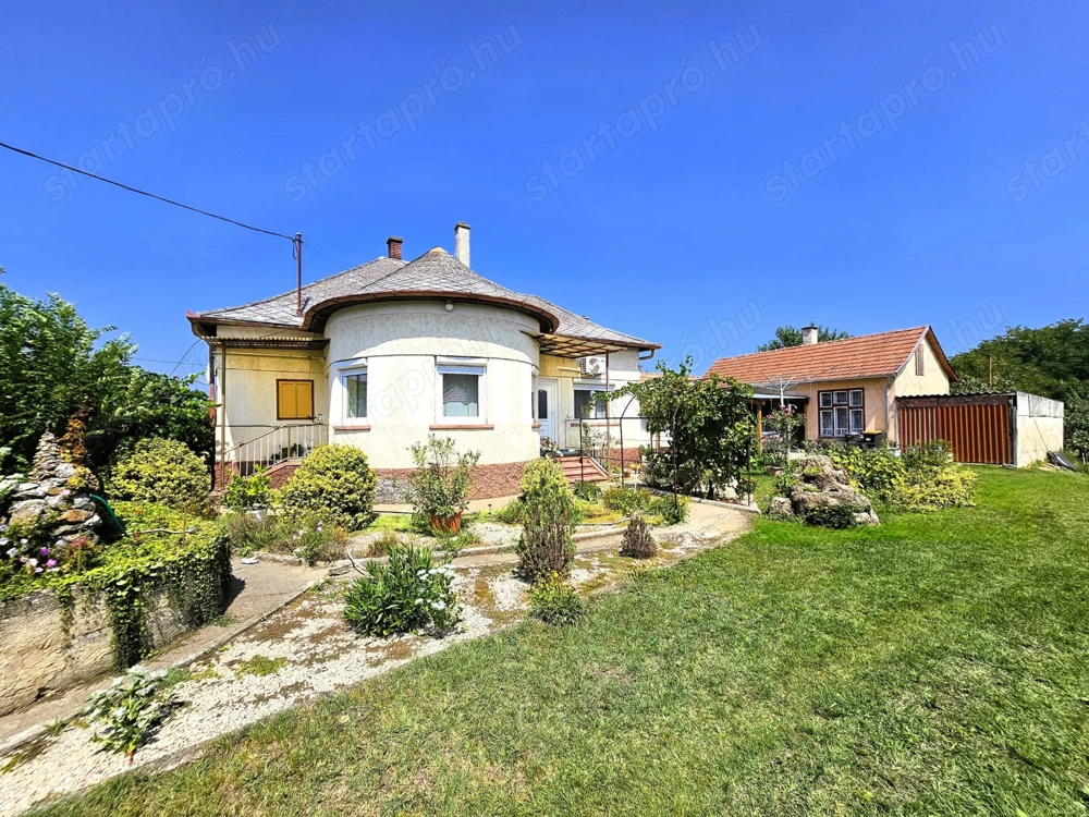 Harkakötöny központjában igényesen felújított családi ház eladó!