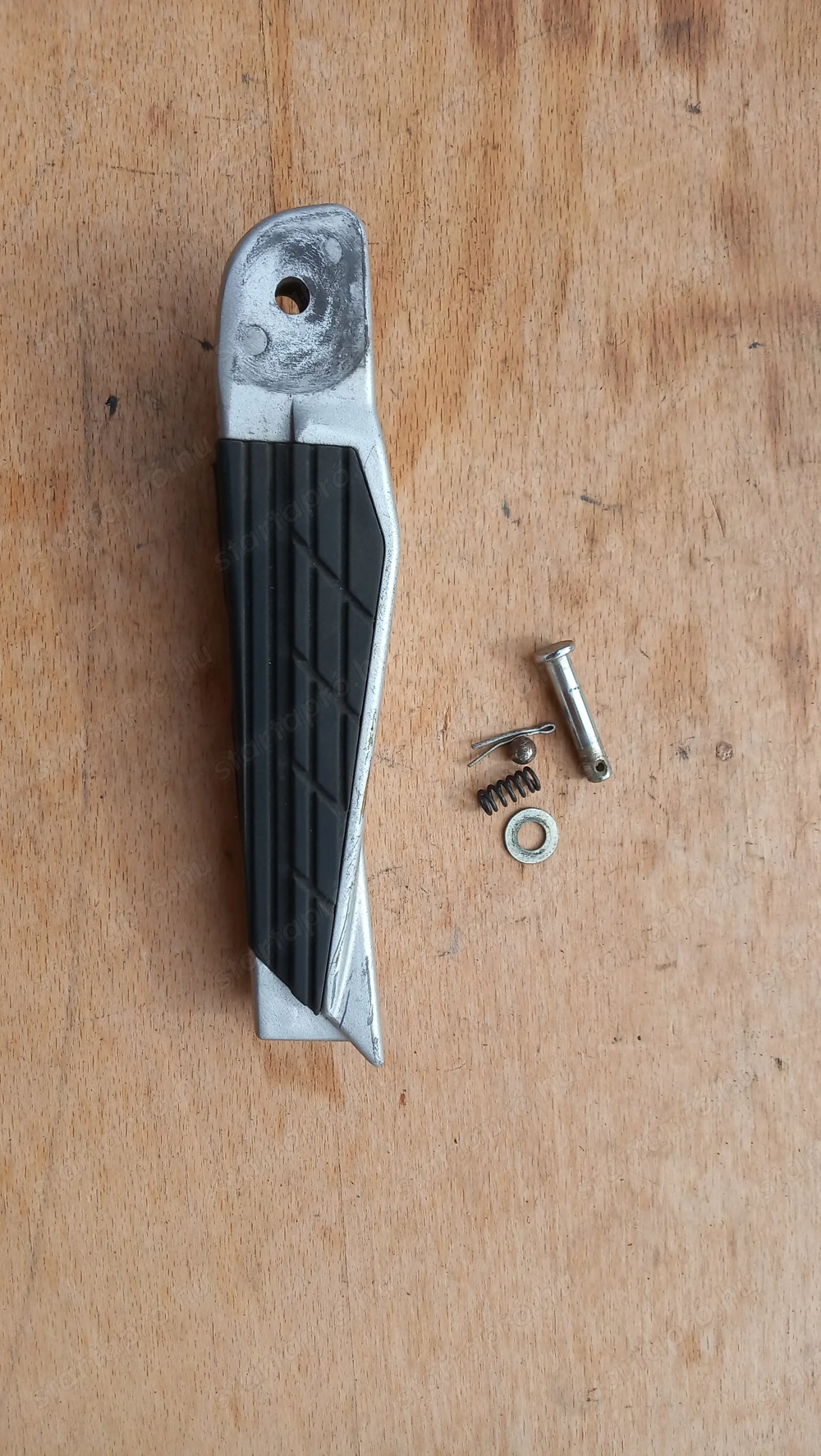 Kymco Xciting 250 - 500 hátsó lábtartó jobbos