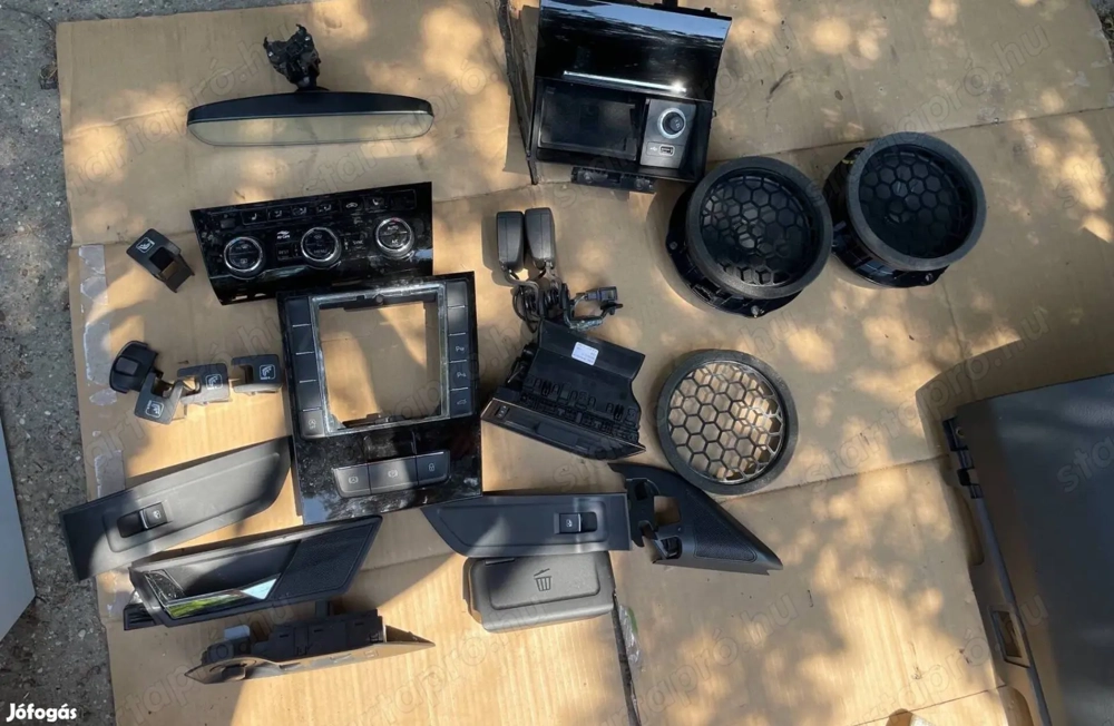 Skoda Superb III belső tartozékok vezérlő panel, fűtéskapcsoló, hangszóró, kilincsek, ablakemelő kap