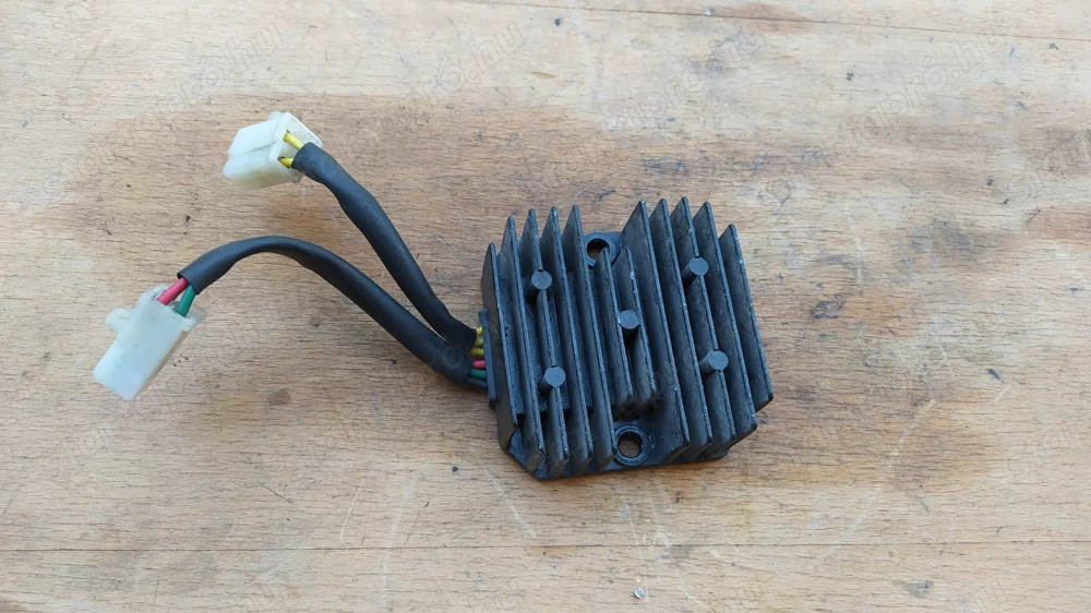 Kymco People S 250 feszültségszabályzó