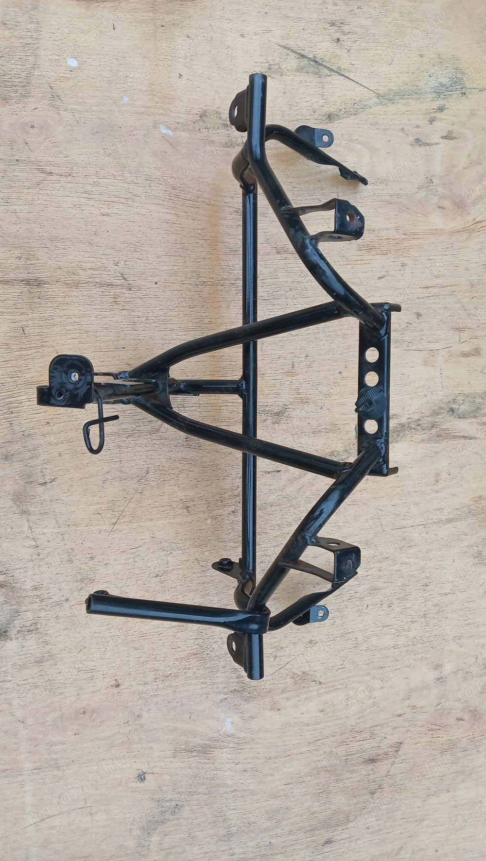 Suzuki Burgman UH 125 - 150 első idomtartó konzol