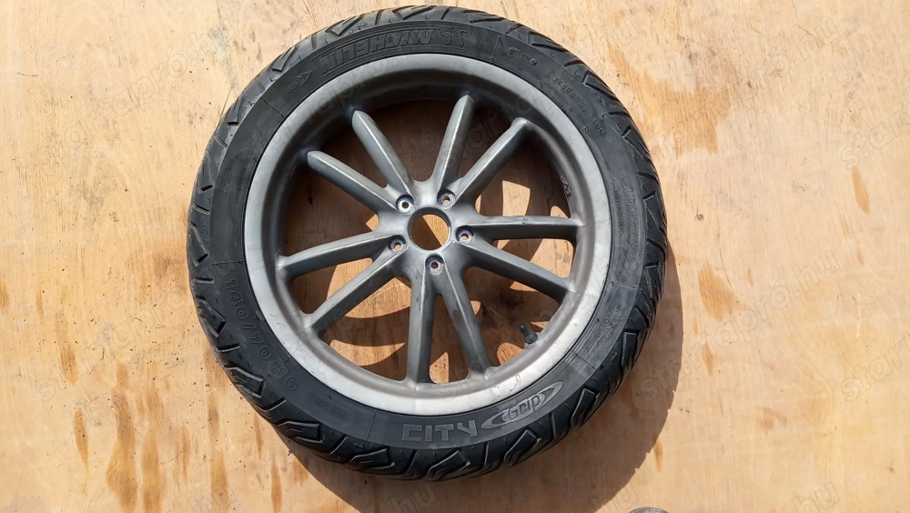 Piaggio Beverly 200 hátsó kerék