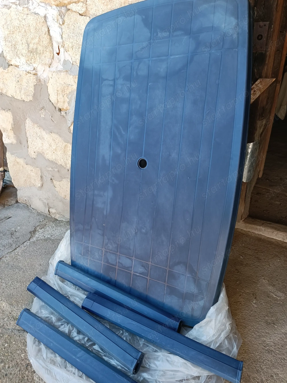 Műanyag kerti asztal eladó jó állapotban 