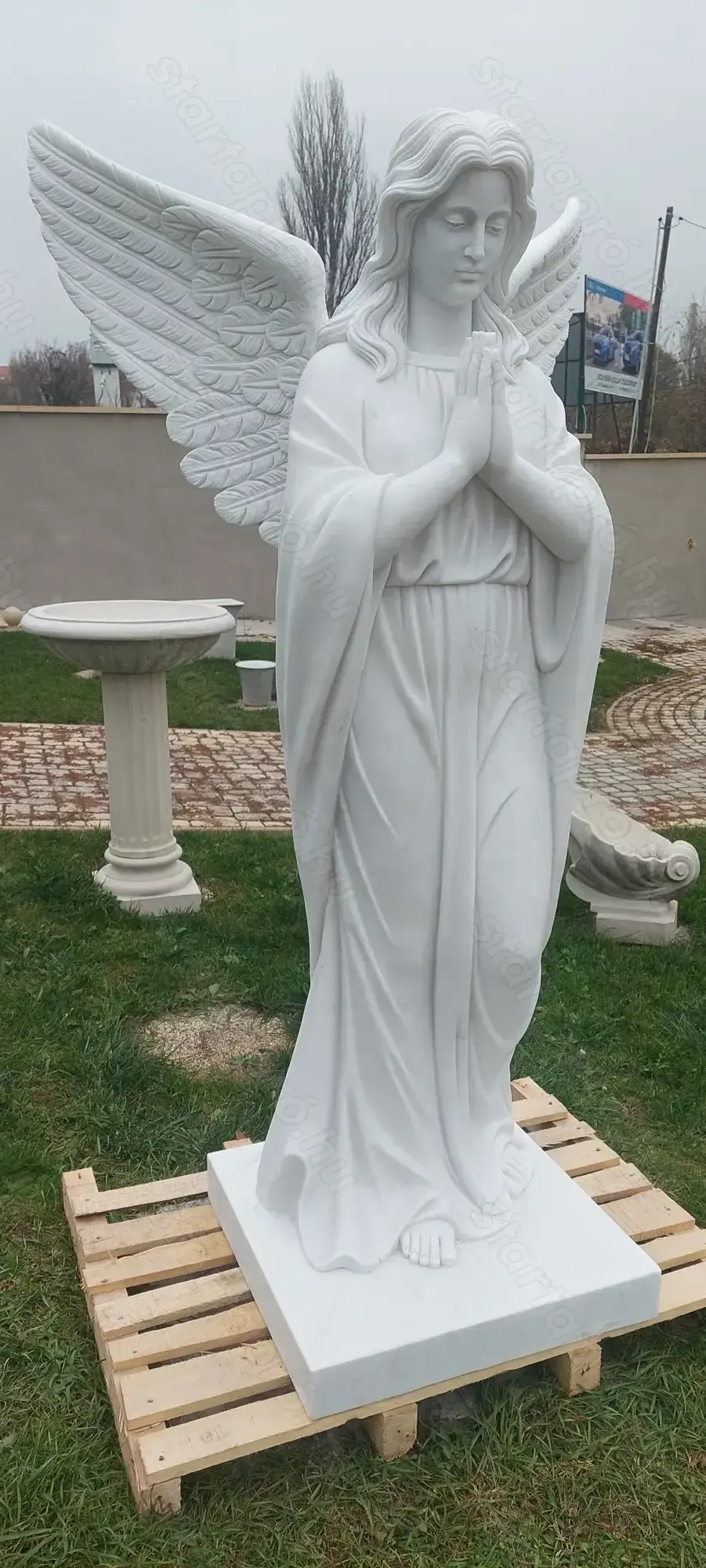 Szárnyas Angyal  fehér márvány szobor 