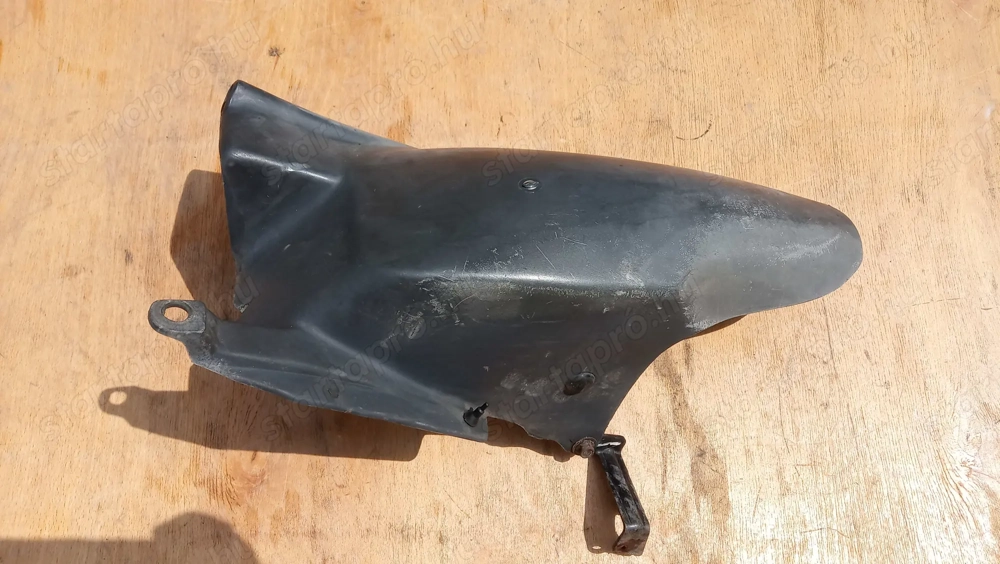 Aprilia Leonardo 125 - 150 hátsókerék feletti idom