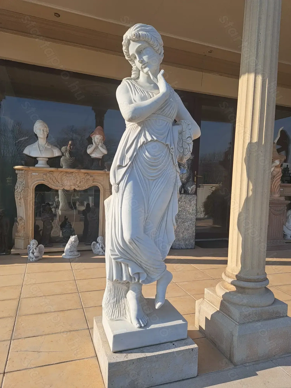 Női Szobor Virágkoszorúval márvány szobor