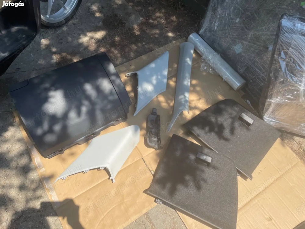 Skoda Superb III szőnyeg és belső takaró műanyagok, kesztyűtartó lámpa kapcsoló minden ami a képen