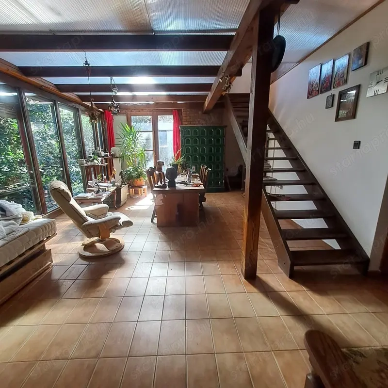  Monor központjától nem messze egyedi kialakítású, 160 m2 családi ház, 700 m2 botanikus kerttel