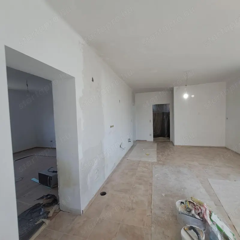 Monor központi részén, 85 m2-es, teljesen felújított társasházi lakás 90 m2 saját telekrésszel