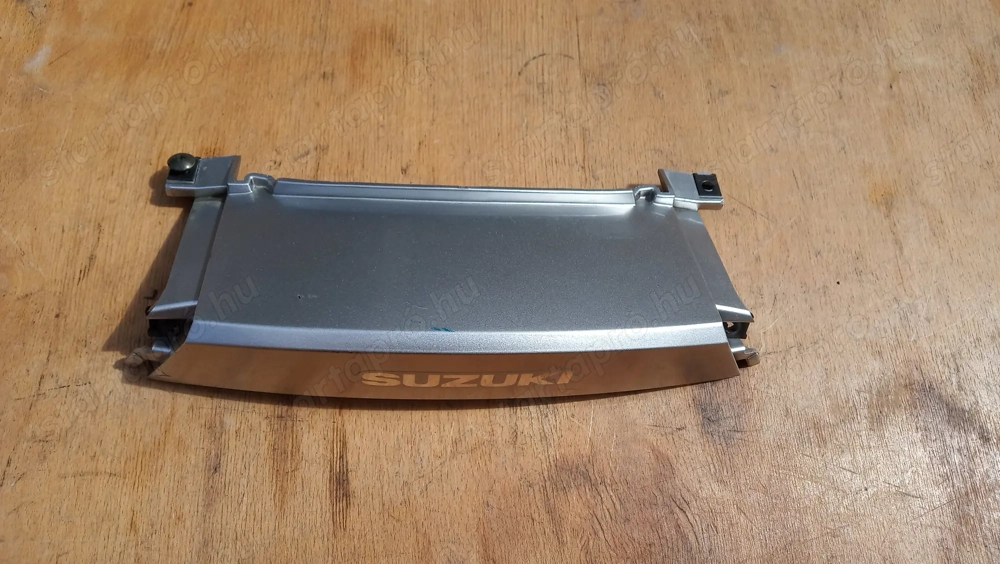 Suzuki Burgman 250 - 400 (merci lámpás) közép idom felső