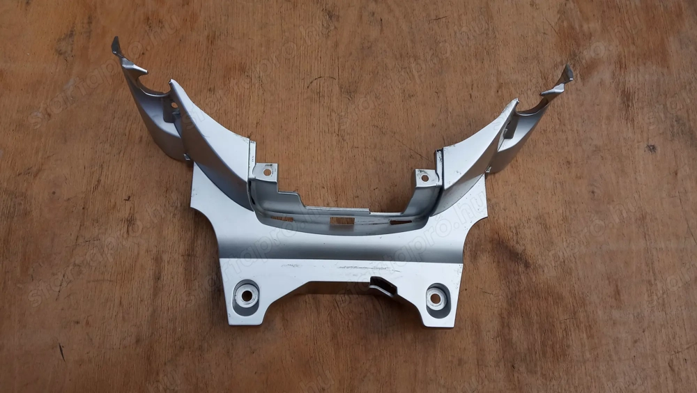 Suzuki Burgman 250 - 400 (merci lámpás) háttámla burkolat ezüst