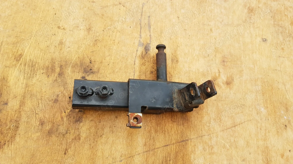 Aprilia Scarabeo 125 - 250 (piaggio) hátsó lábtartó konzol balos